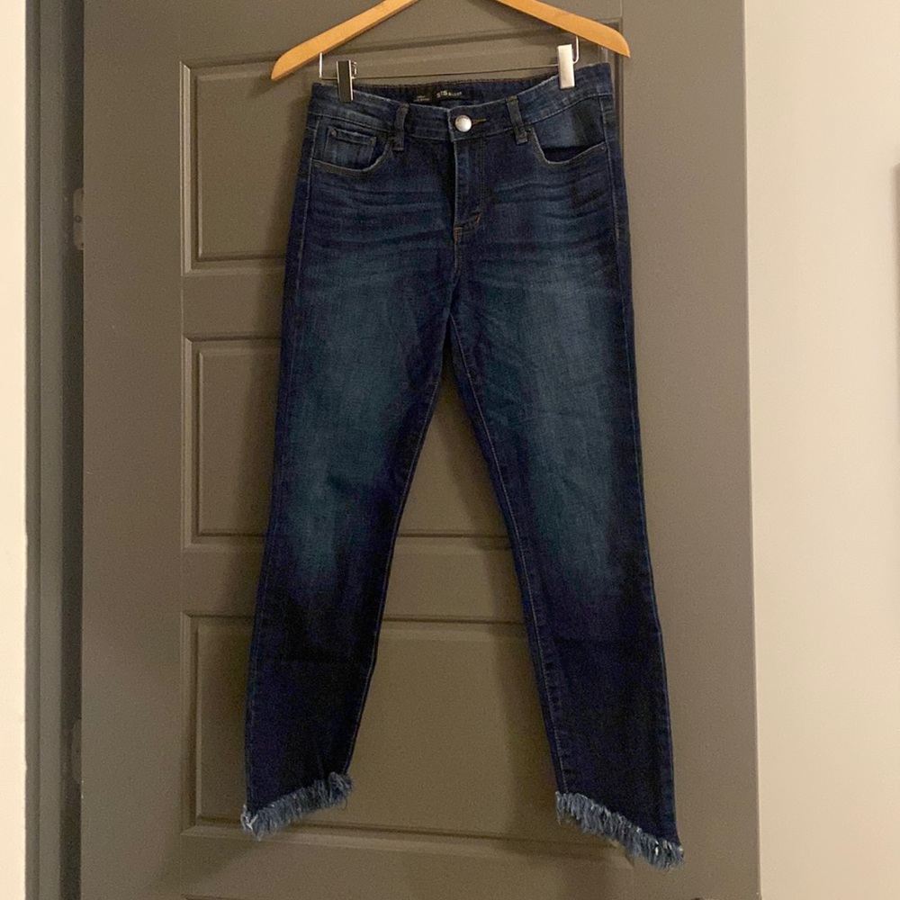 Size 28, cropped jeans with frayed bottoms.